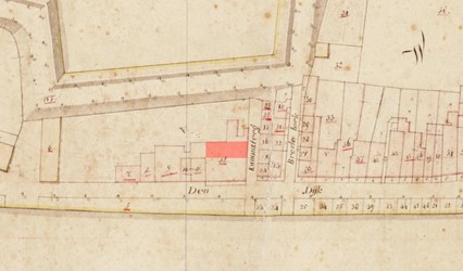 <p>Uitrsnede uit het kadastrale minuutplan van 1832. In rood is de locatie van het onderzochte huis Kanonsteeg 1 weergegeven.</p>
